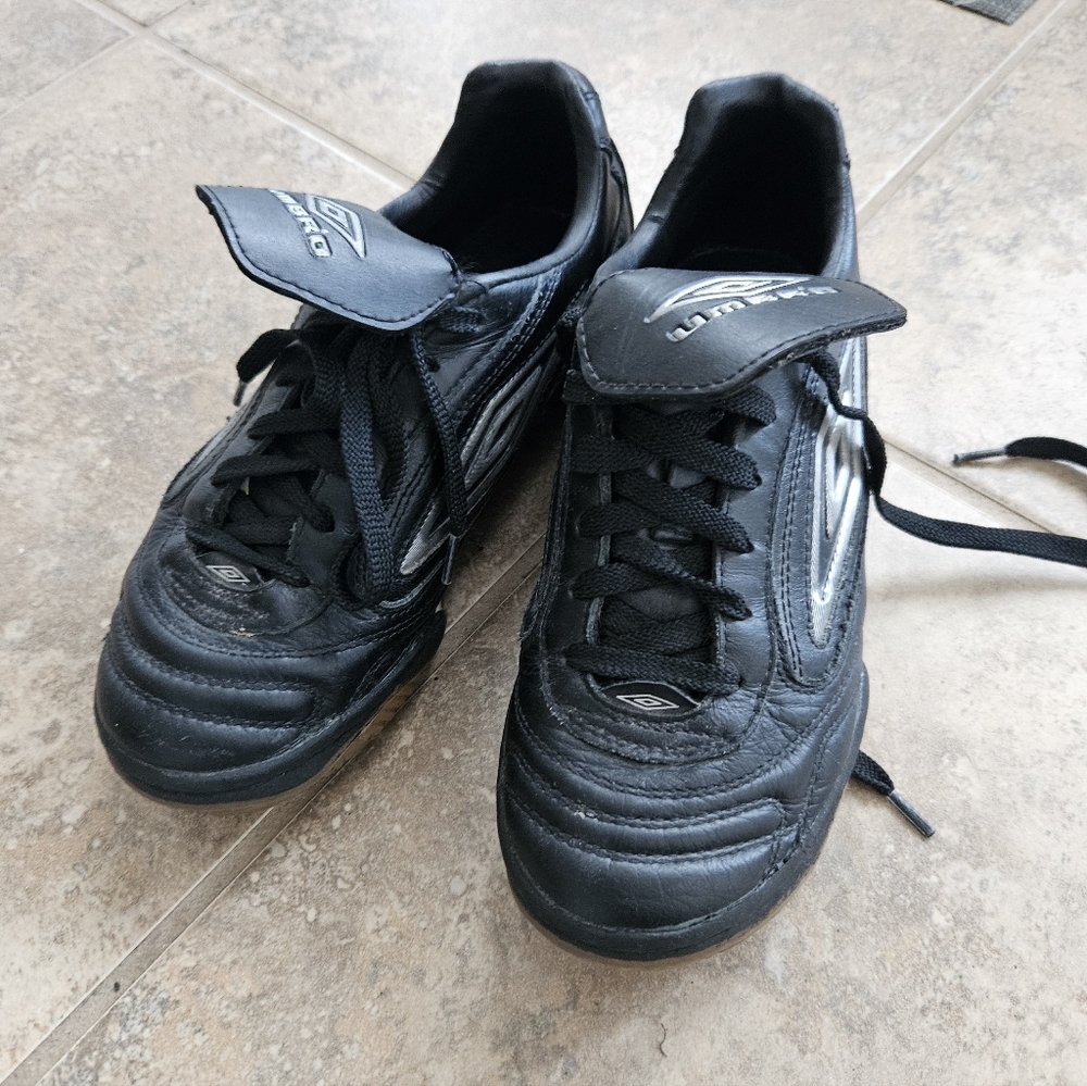 Bundle 5/$25 Umbro Black Athletic Indoor Soccer Shoes